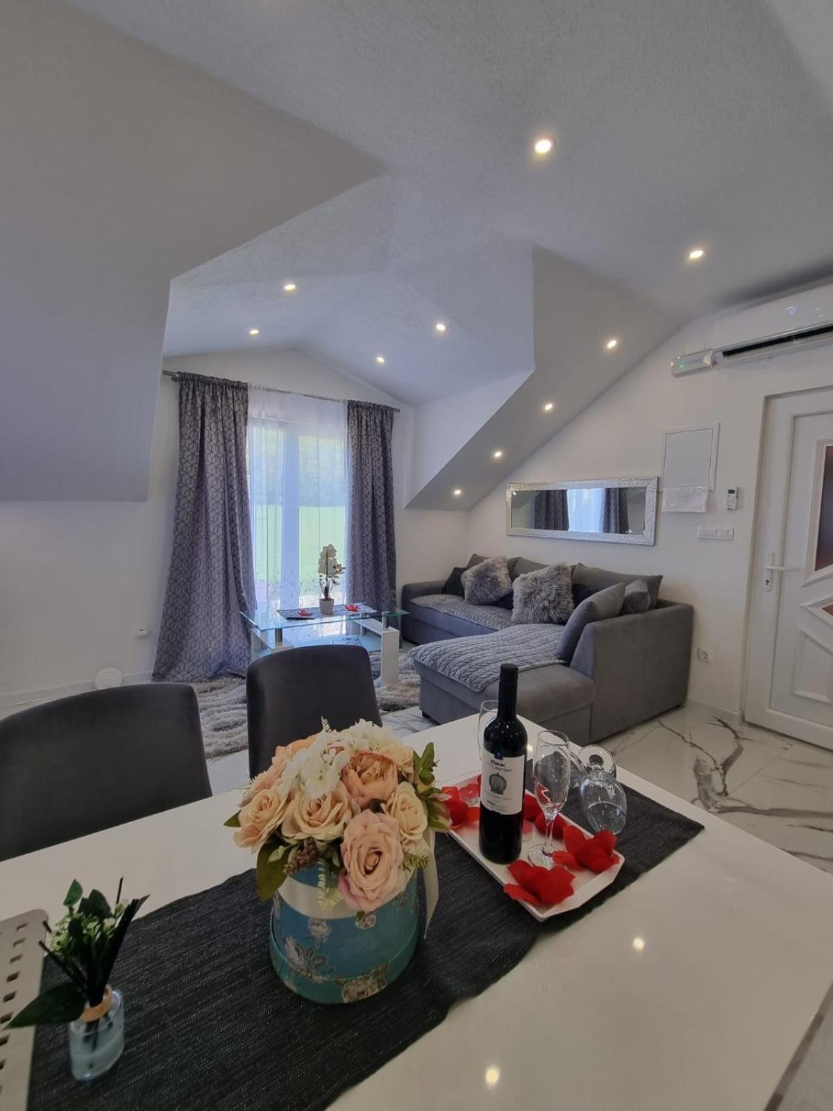 אוטוצאץ Luxury Apartment Megy מראה חיצוני תמונה